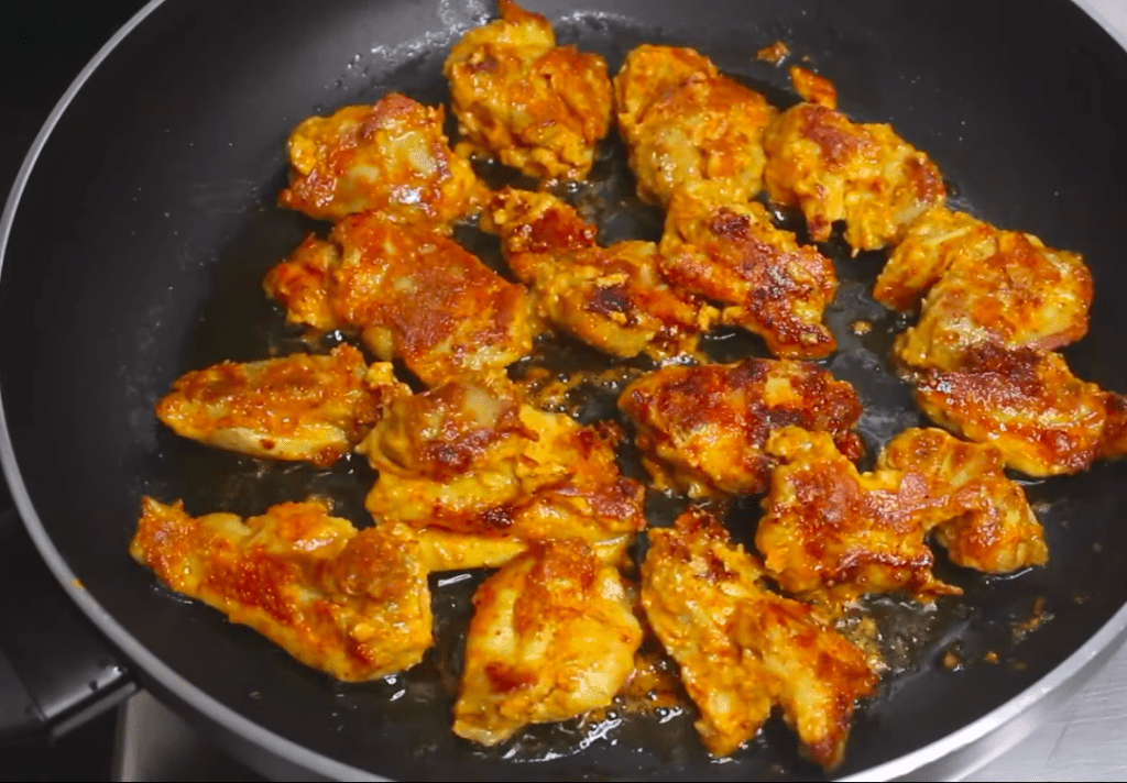 चिकन को फ्राई कर लें fry the chicken